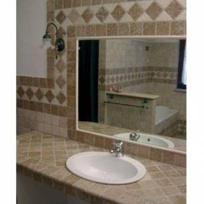 Bagno con ciottoli travertino chiaro e noce